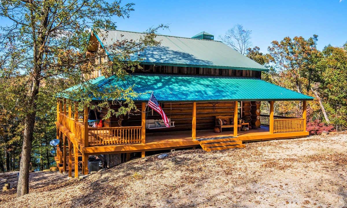 Garfield Cabin | Right on the water, stay at this Instagram photo-ready real LOG CABIN +Kayaks!