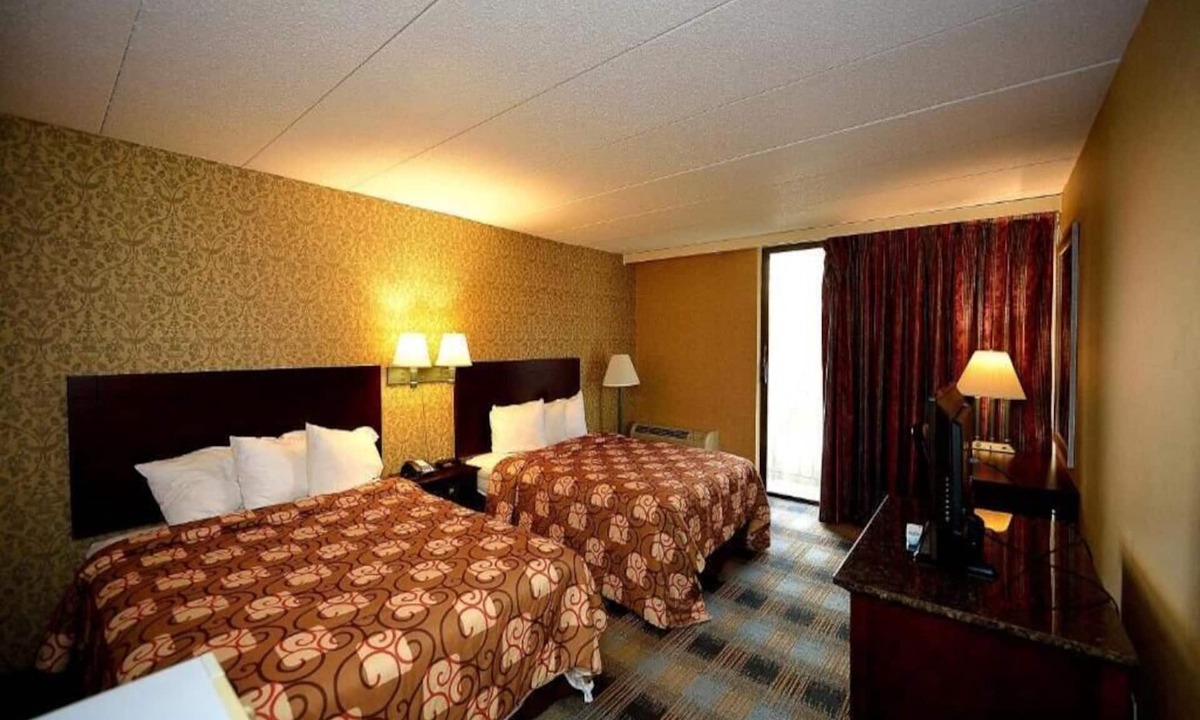 Somerset Hotel | River-view Room, 2 Queen Beds with Jetted tub and Balcony