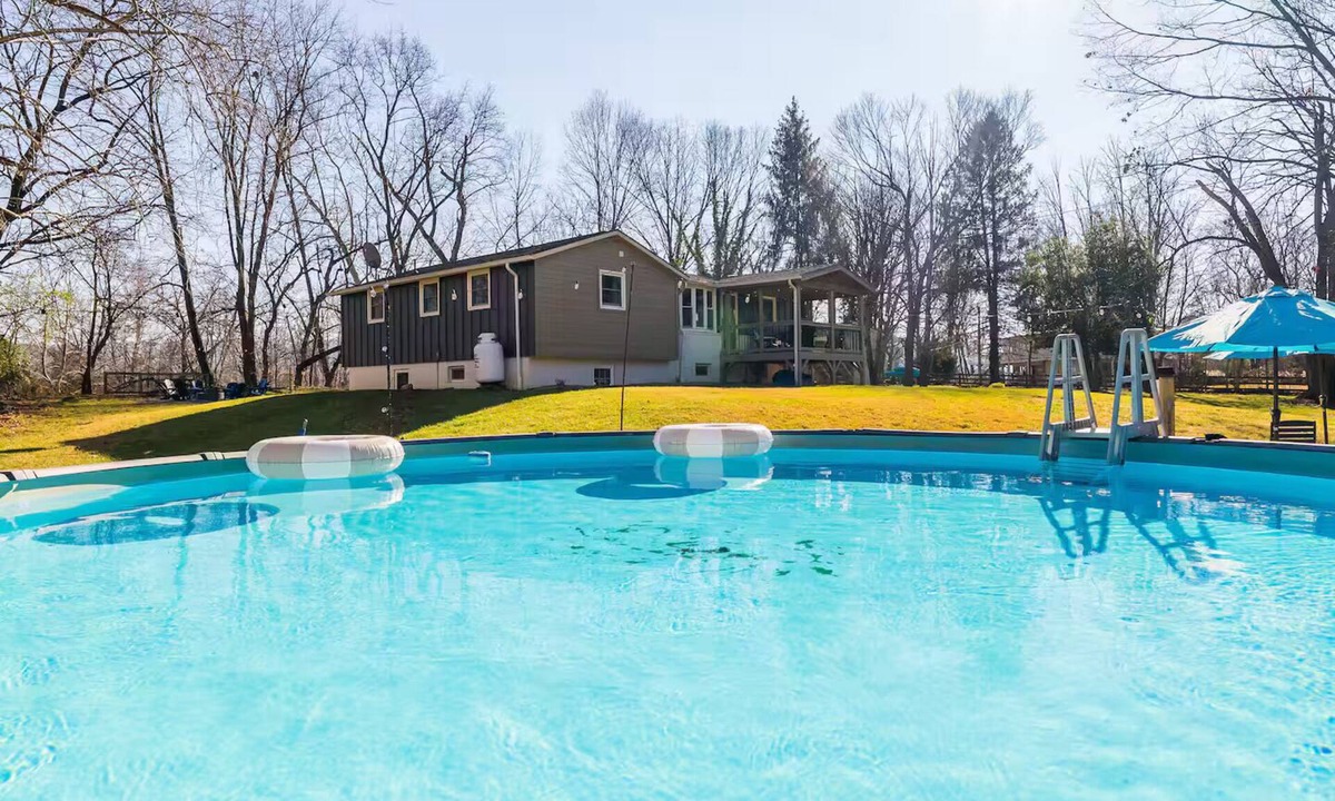 Elkton House | Riverfront- 3 Hole Golf Course - Pool - Hot Tub - Sauna - 2 Game Rooms