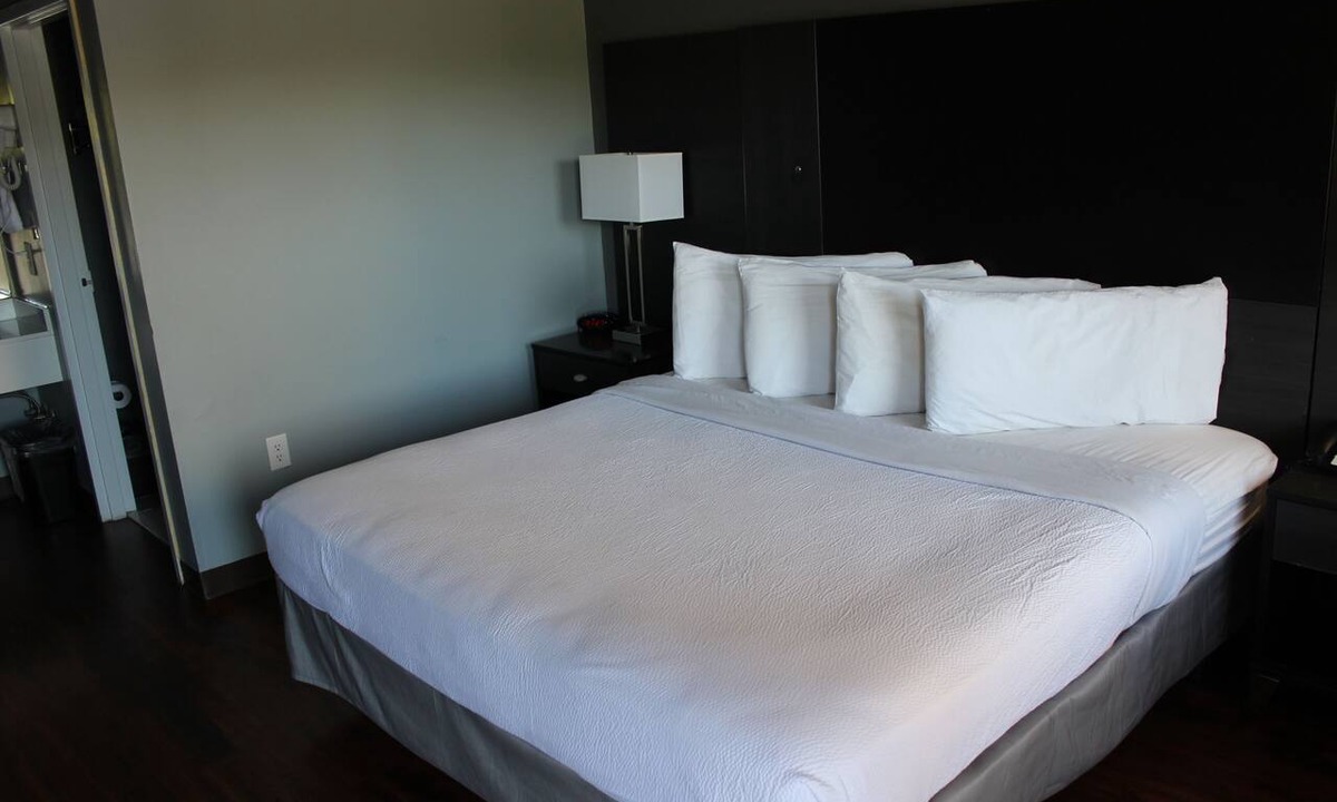 Conway Hotel | Riverfront Inn