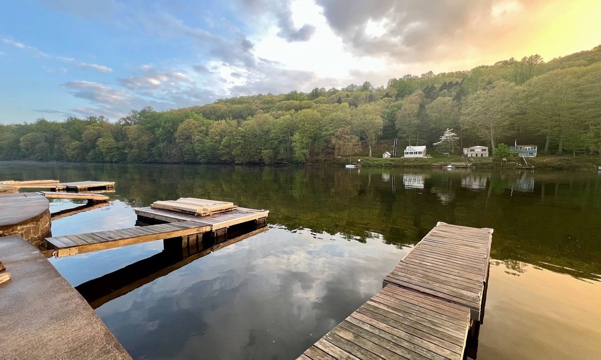 Stevenson House | Riverfront Retreat