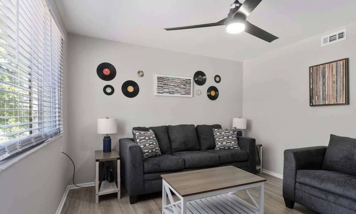 Riverside Apartment | Riverside 2BR Near Downtown KC | Self Check-In