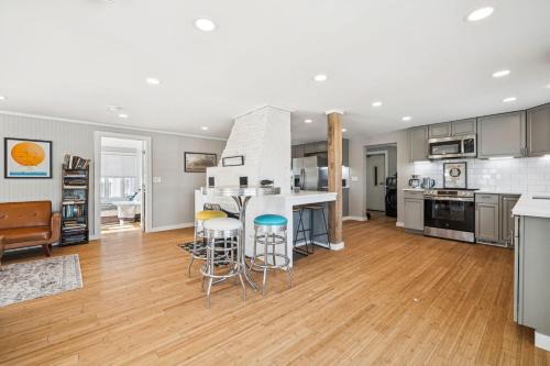 Newbury Apartment | Riverside Getaway Newly Renovated WasherDryer
