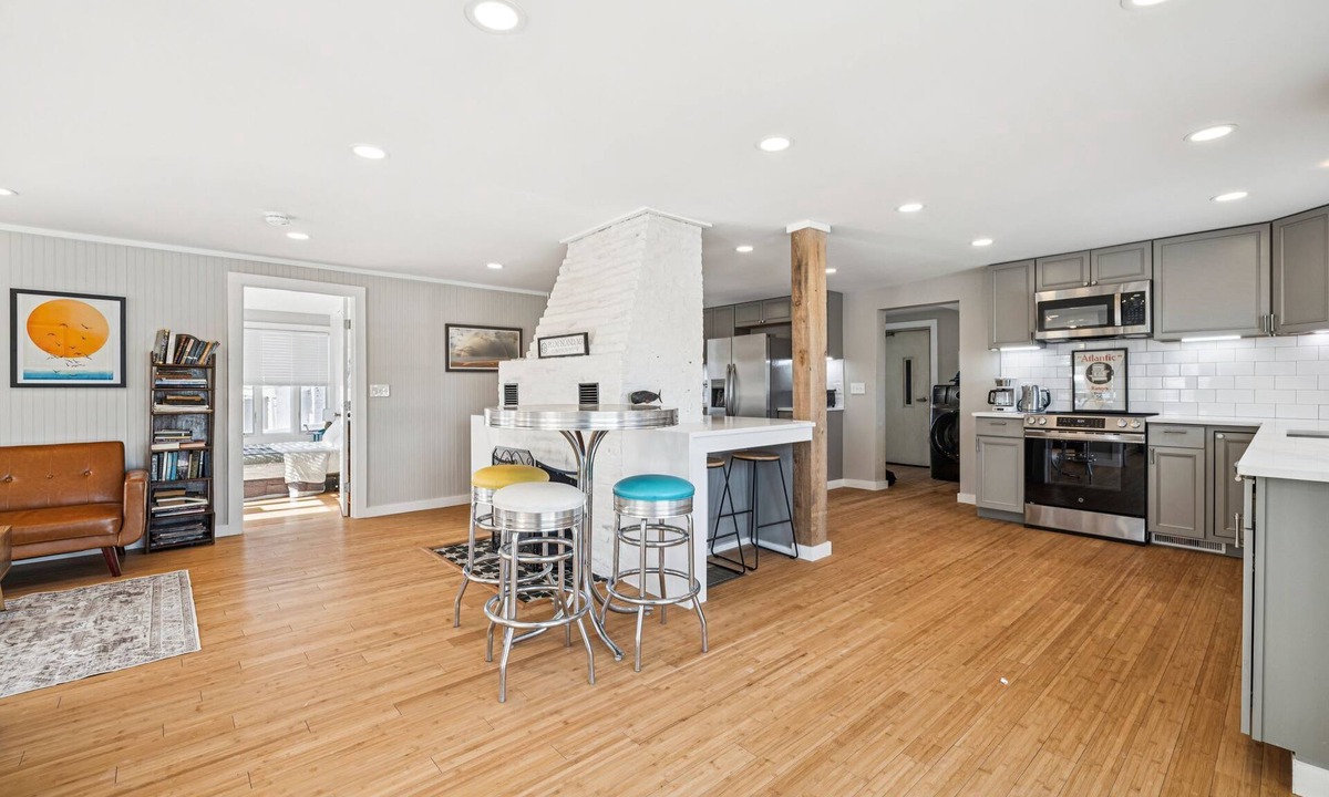 Newbury Apartment | Riverside Getaway | Newly Renovated | Washer/Dryer
