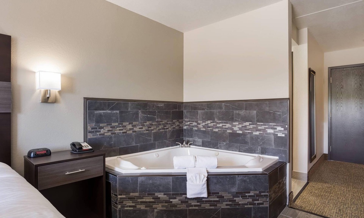 Branson Theater District Hotel | Rodeway Inn Branson, Brick House