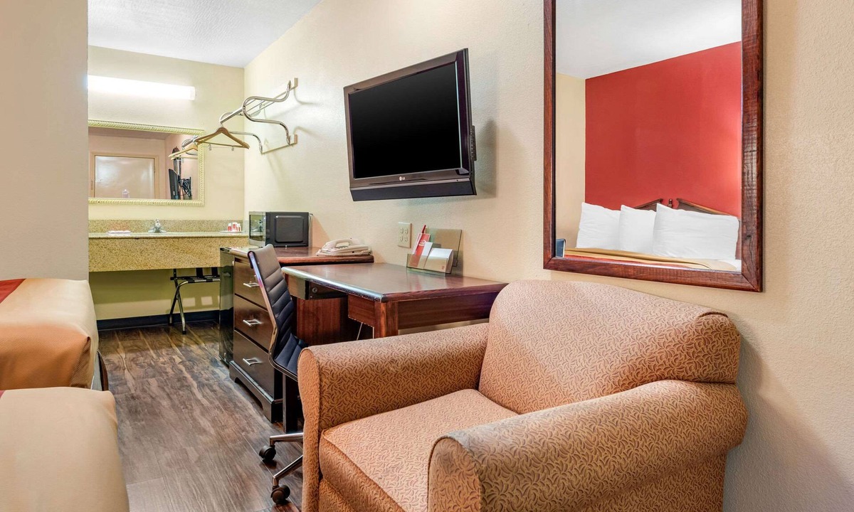 Jeffersonville Hotel | Rodeway Inn Jeffersonville - Washington Court House