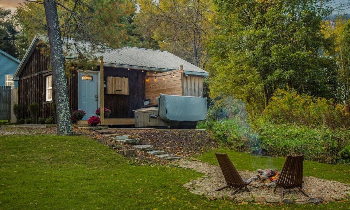 Accident House | Romantic Getaway In The Pines. Hot Tub! King Bed!