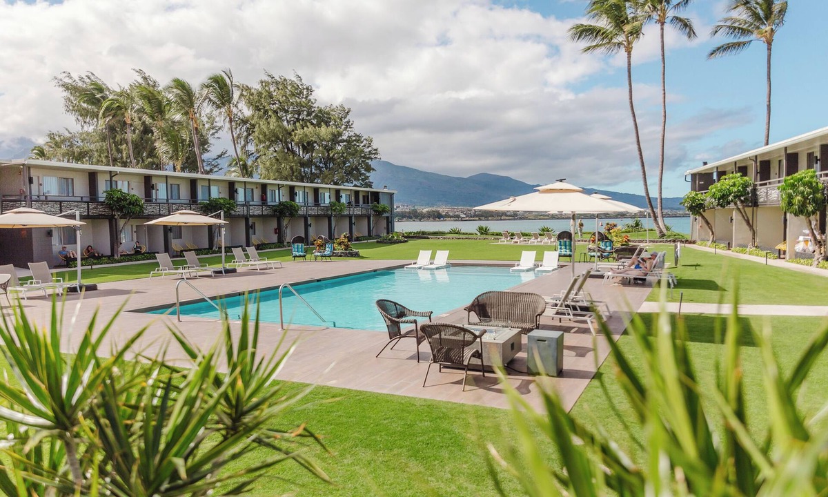 Kahului Hotel | Romantic Island Getaway | Outdoor Pool | Parking & Shuttle | Pets Are Welcome!