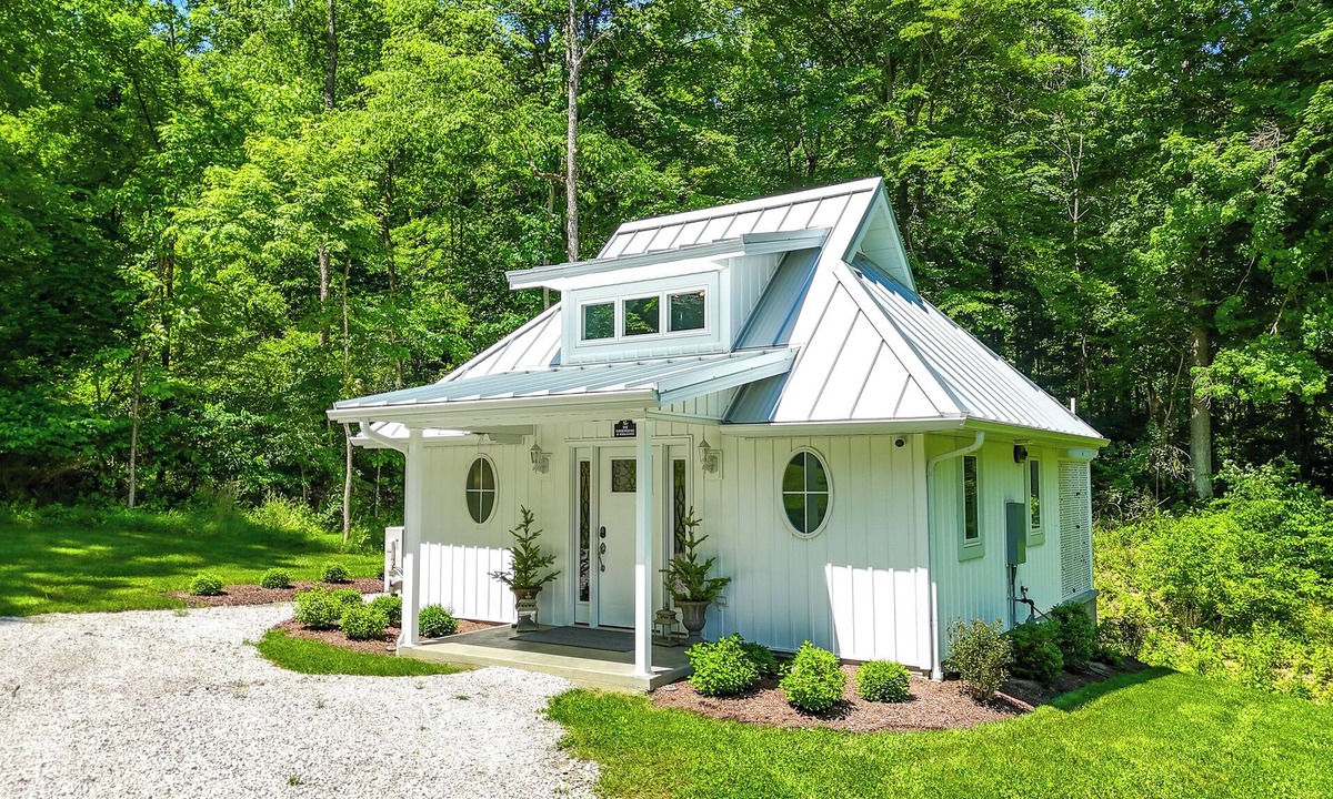 Sandyville Cabin | Romantic Retreat | Double Shower | Two Person Claw Foot Tub