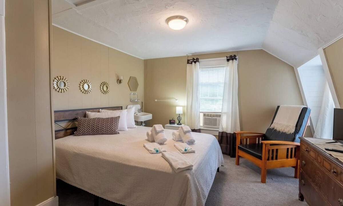 Weirs Beach House | Room 11 (3rd Floor Shared Bathroom)