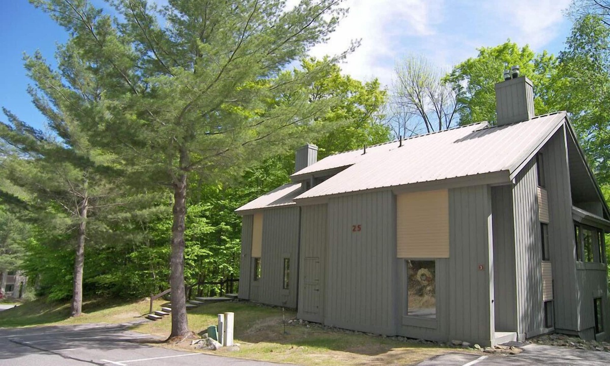 Lincoln House | Roomy, comfy, AC/FP, woods view, pool access, near Loon. C03WU by LRS