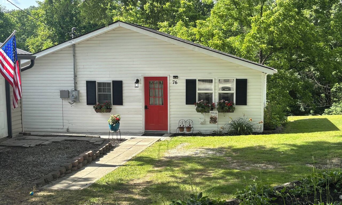Redstar House | Rose's Hideaway, Sleeps 4+, Large Deck, Fire-Pit, Close to NRG & State Parks