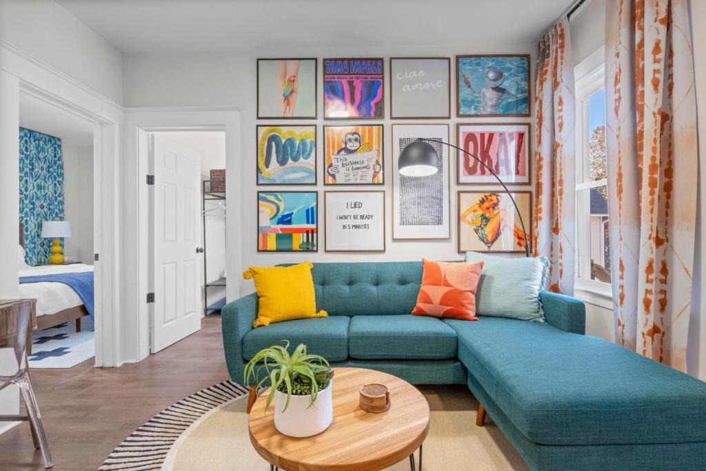 Westside Norwich Apartment | Royal Flush-6 King Beds-2 Mi To Mohegan