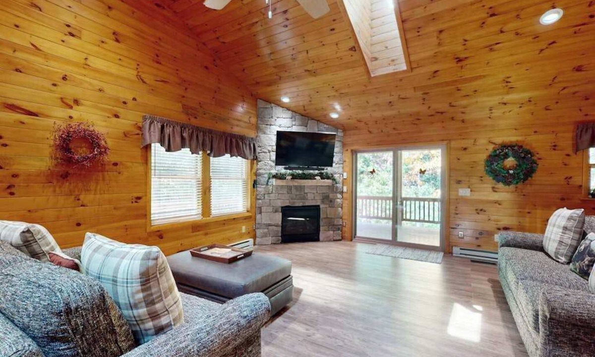 McHenry House | Rustic 4BR Cabin - HOT TUB - McHenry