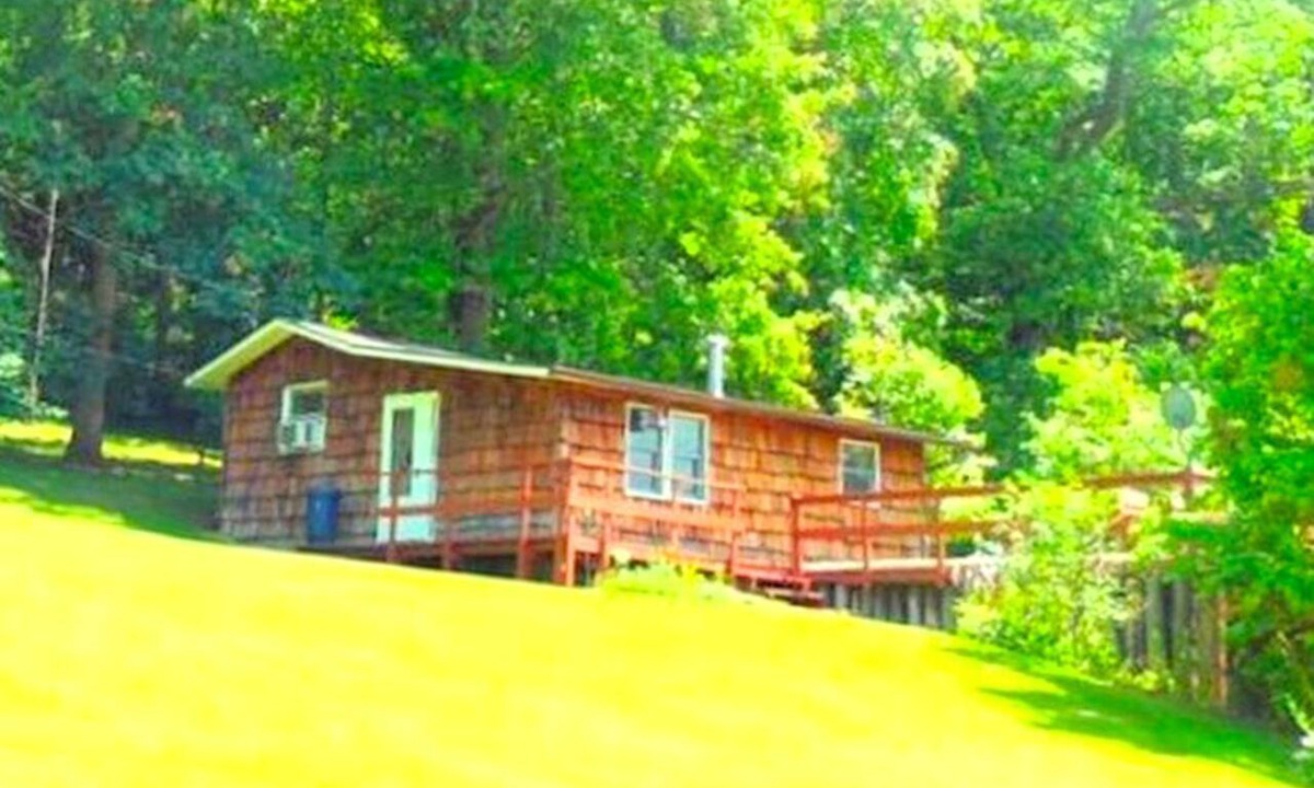Dellroy Cabin | Rustic Cabin Rental near Akron, Ohio