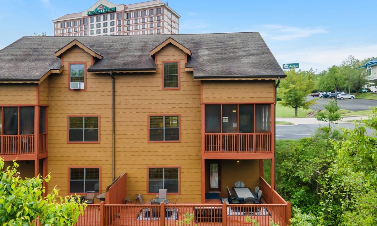 Branson Theater District Cabin | Rustic-Chic 4BR + Loft Cabin | Golf & Show Discounts!