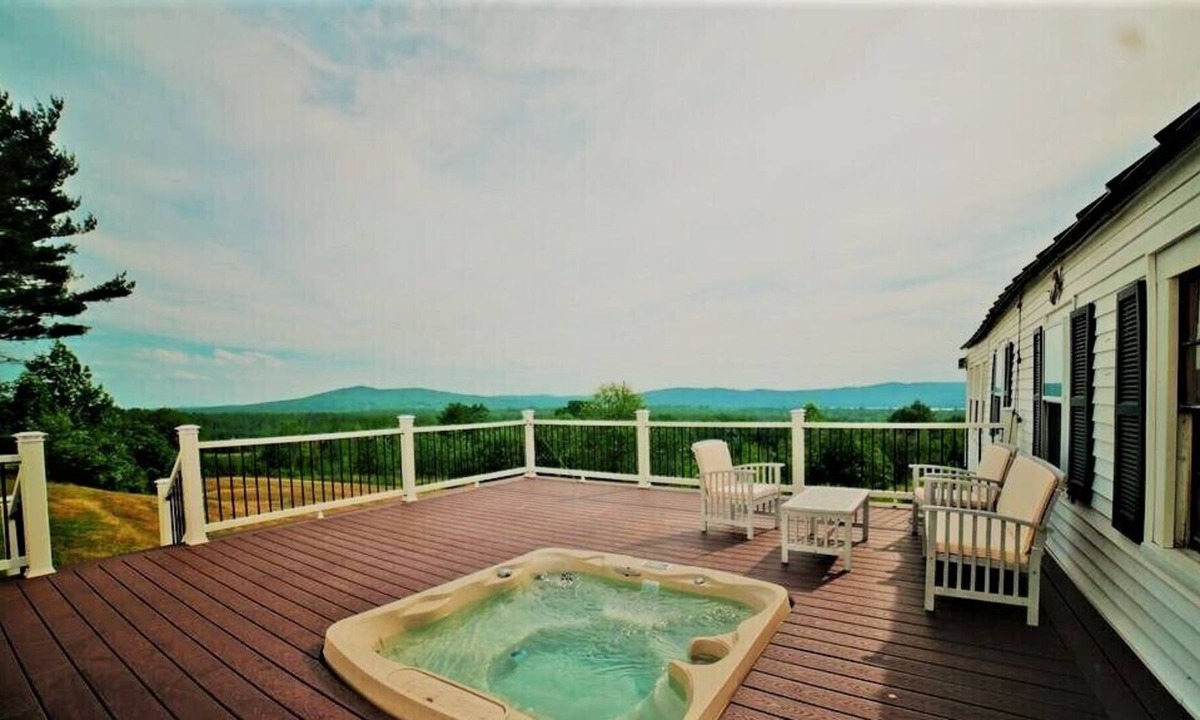 Parsonsfield House | Rustic Farmhouse w/Hot Tub Close to Beach, Golf