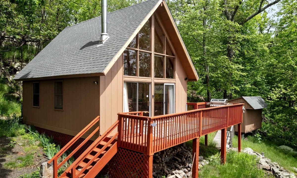 Paw Paw House | Rustic-Modern Chalet w/Fire Pit, Deck & Views in Slanesville, WV