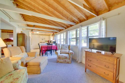 Union House | Rustic Retreat Across from Lake; Family Friendly!