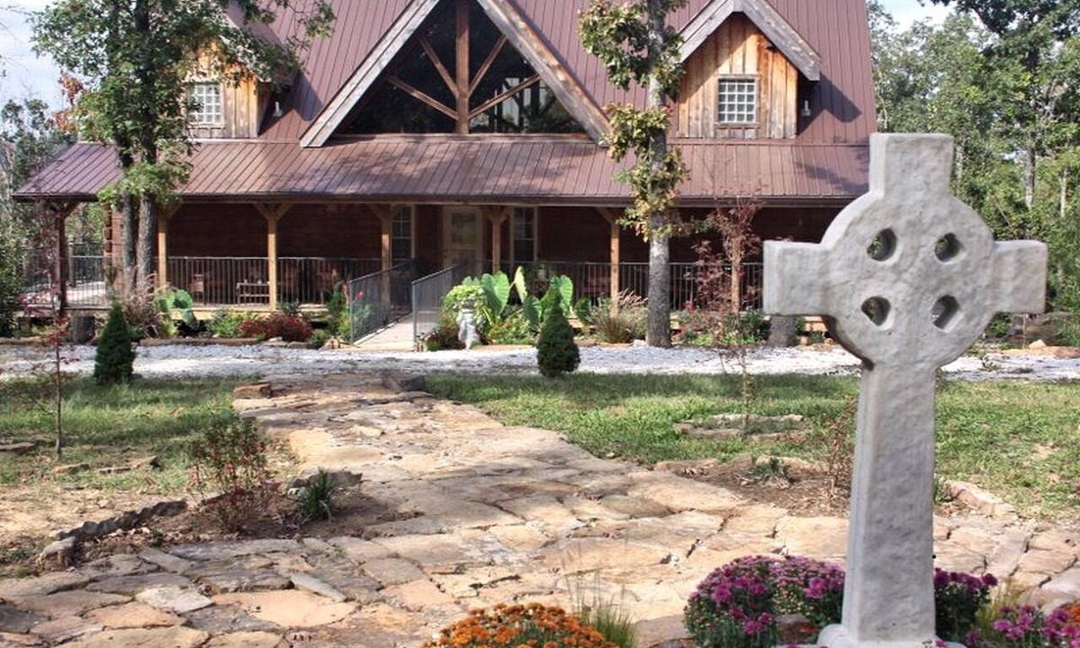 Compton Cabin | Rustic Room Rental for a Vacation near Harrison, Arkansas