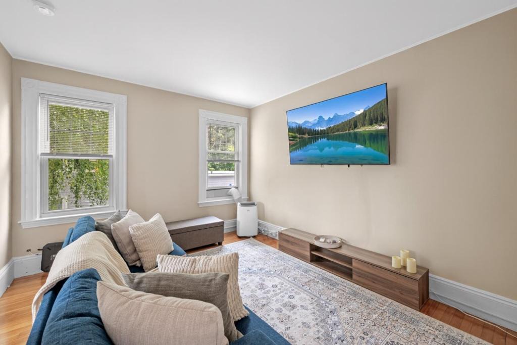 Salem Apartment | Salem 3 Bedroom with Gameroom, Balcony, Parking, and more