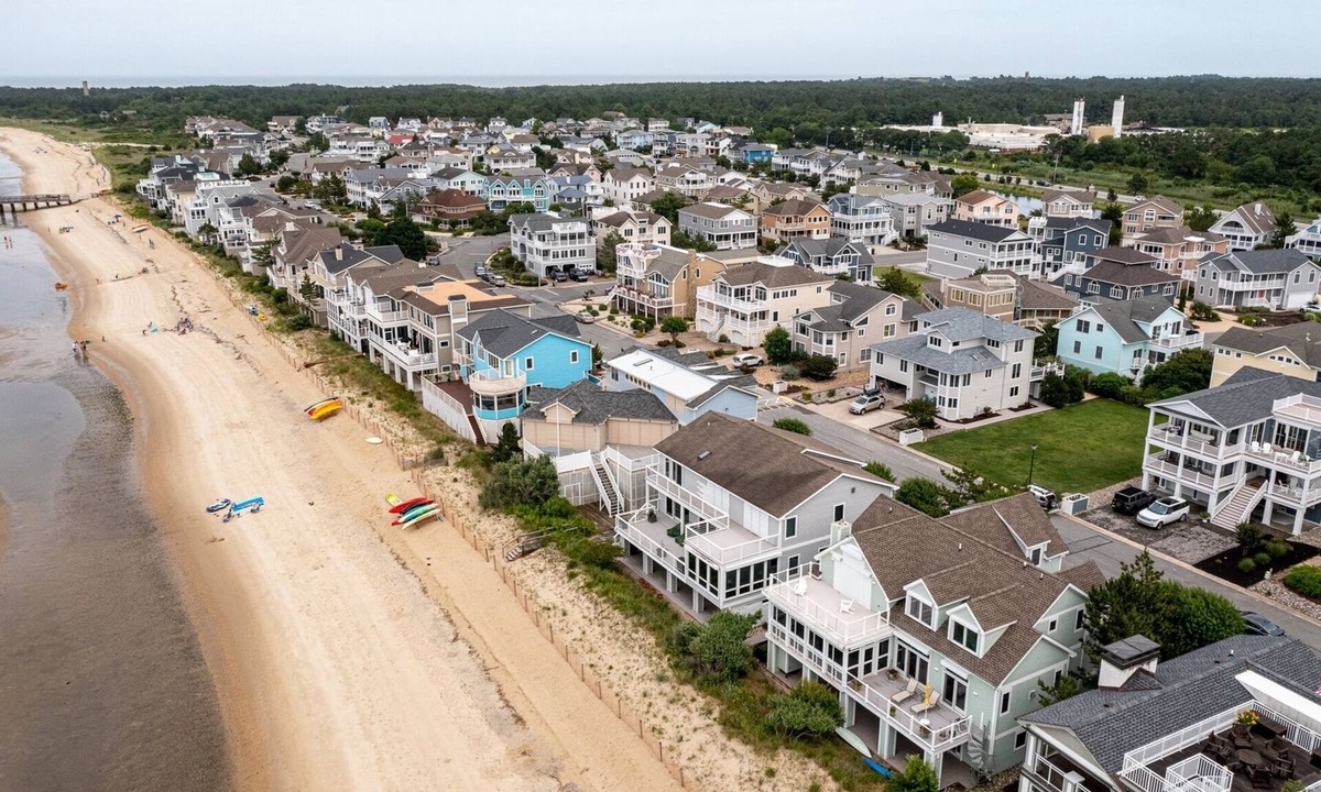 Lewes House | SALTWATER SAPPHIRE - 4BD, 3.5BA - Sleeps 10 - Short walk to the Beach!