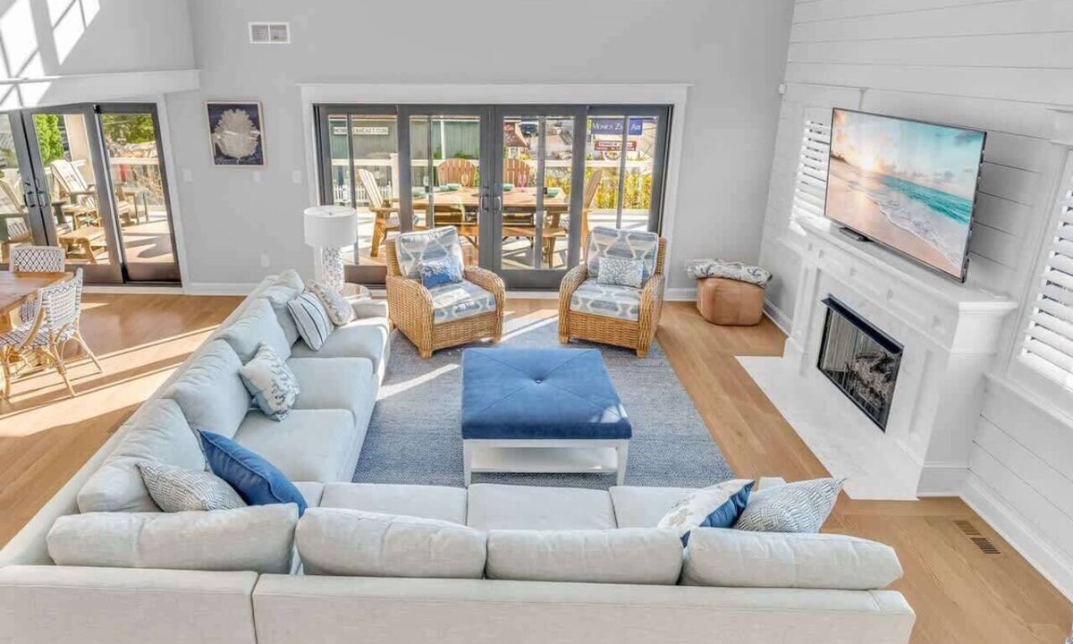 Avalon House | Saltwater Vista | Luxury Poolside Escape | Elevator