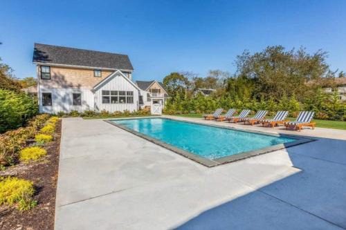 Silver Beach House | Sandpoint by Rove Travel - 6BR Family Home with Pool
