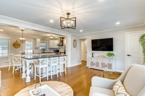 Westerville House | Screened Patio & Fire Pit: Modern Westerville Home