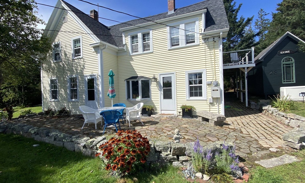 Stonington House | *Sea Snug* - Well Decorated, In-town Cape