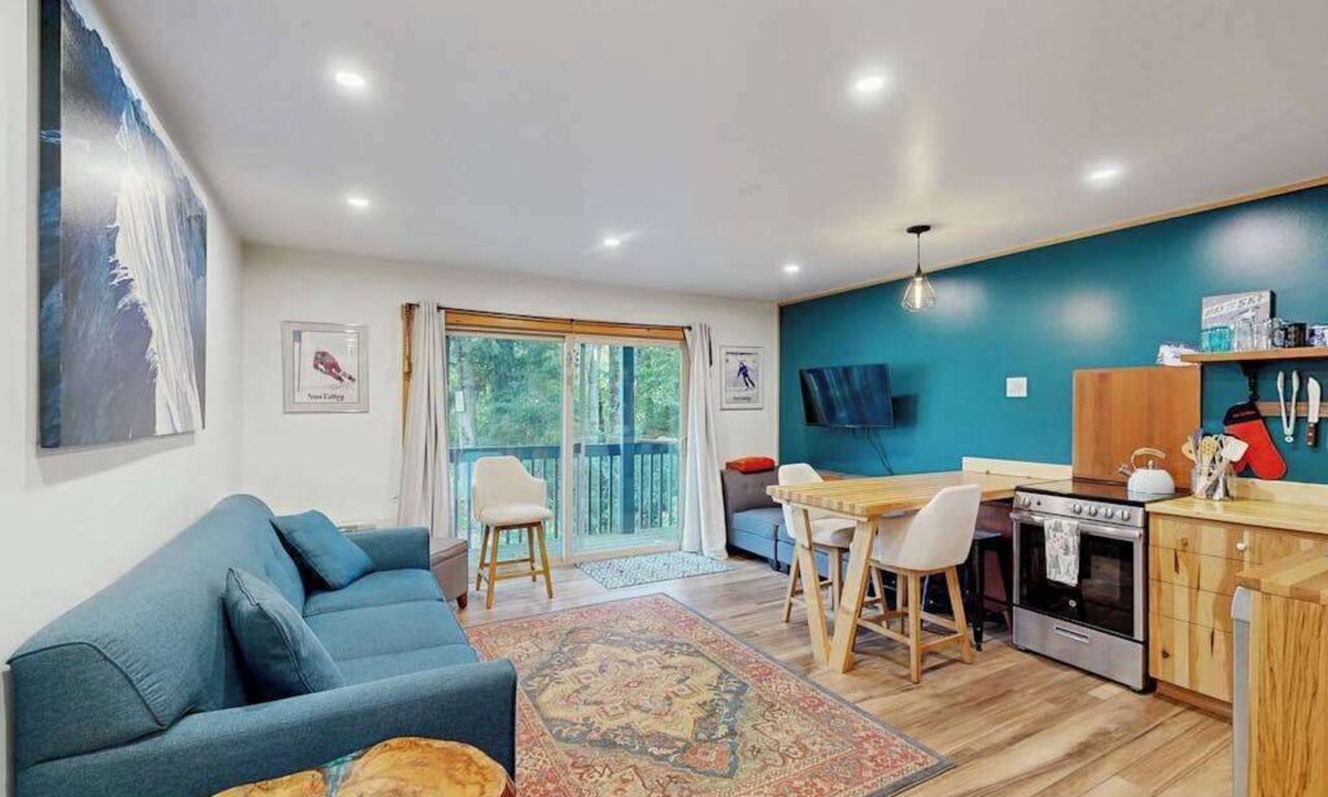 Alyeska Condo | Sea to Ski Escape | Minimalist Base Studio | Deck