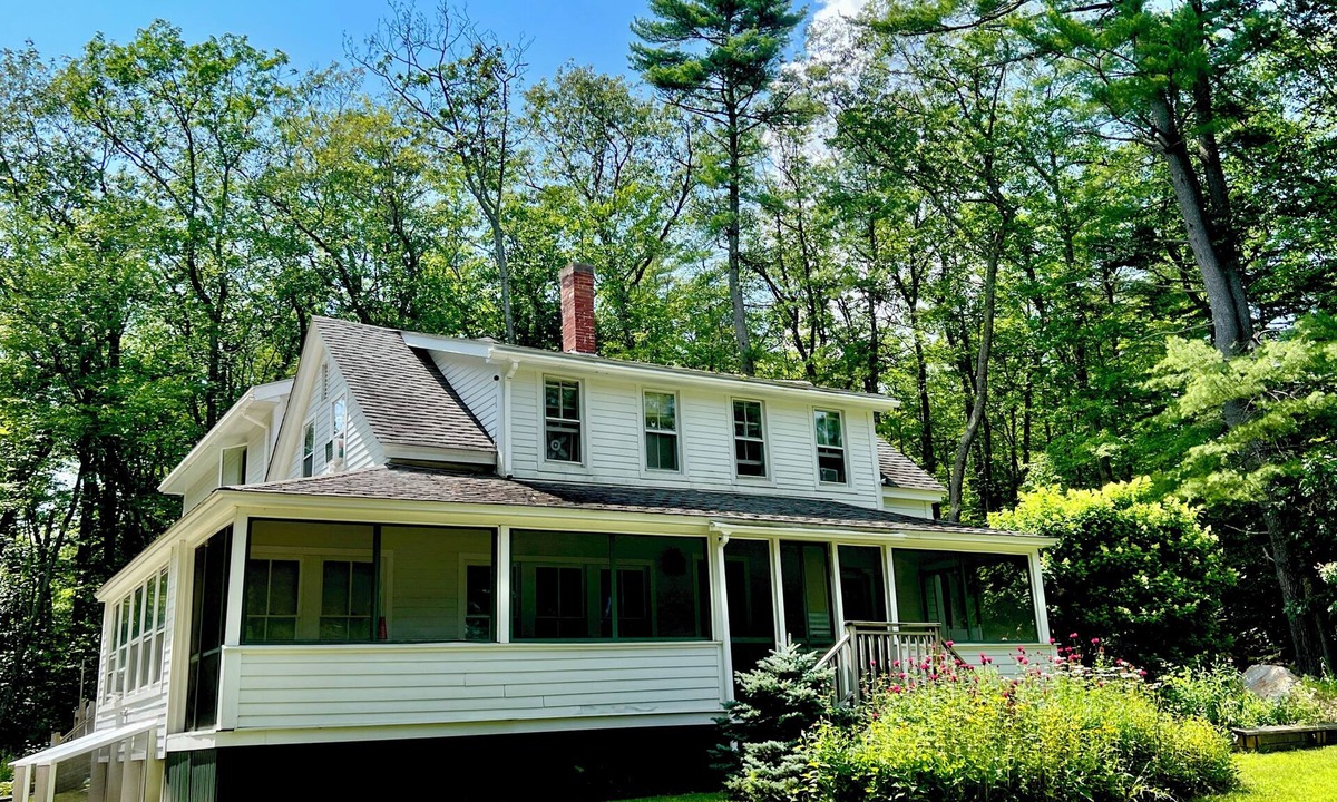 Sebago House | Sebago Lake Sleeps 15 Private Waterfront/Dock Family-Friendly 6BD/3.5BA