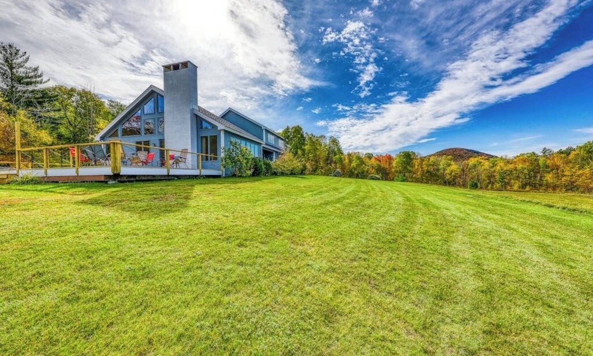 Brownsville House | Secluded Luxury Home on Huge Property with Mountain Views - Near Slopes
