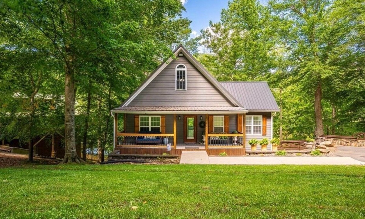Penrod House | Serene 5-bedroom Waterfront Retreat on Lake Malone