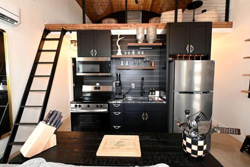 Pinhook Corner House | Serene Modern Hot Tub Cabin with Valley Views near Lake Tenkiller, Vian, Oklahoma