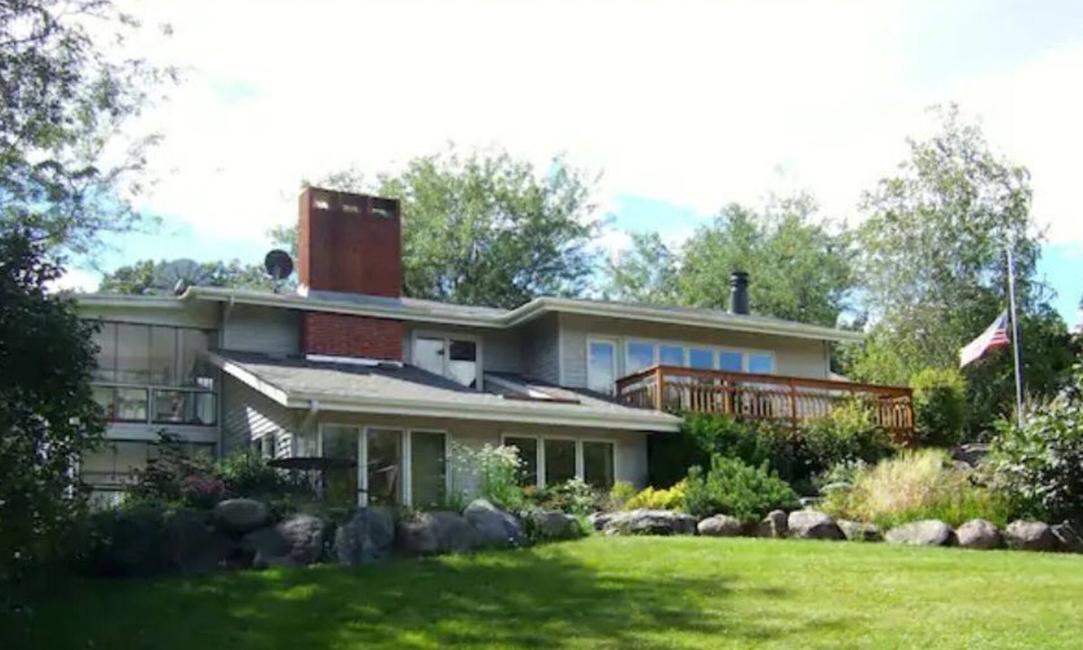 Ames House | Serene rural accommodations minutes away from Ames and Iowa State University