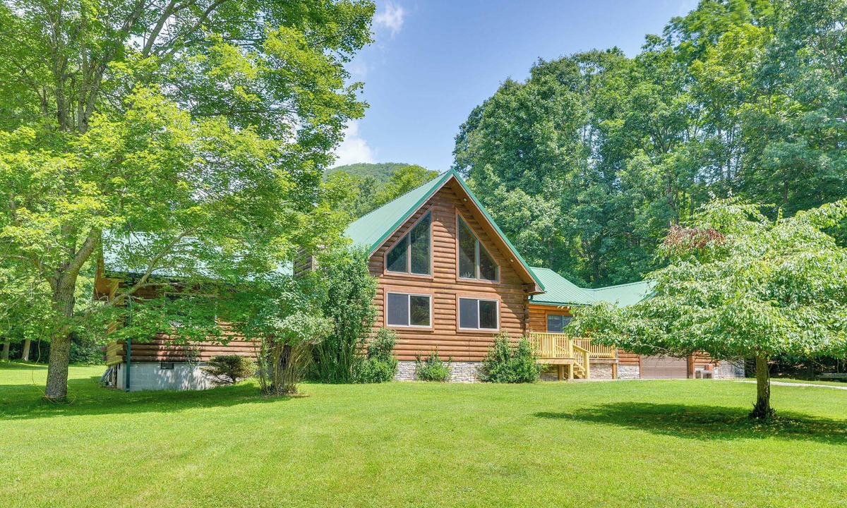 Dailey Cabin | Serene Valley Bend Cabin Rental: 7 Private Acres!