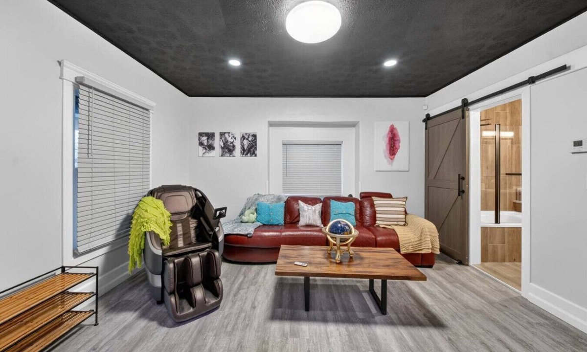 Maple Heights House | Shade of Love I Adult Themed Escape