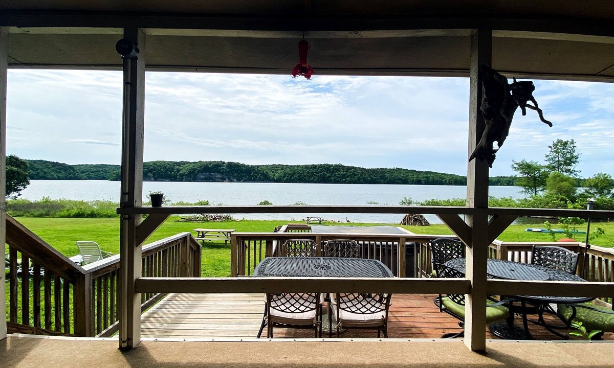Beaver Shores House | Shore Thing | Walk to Water Lake + Hot Tub