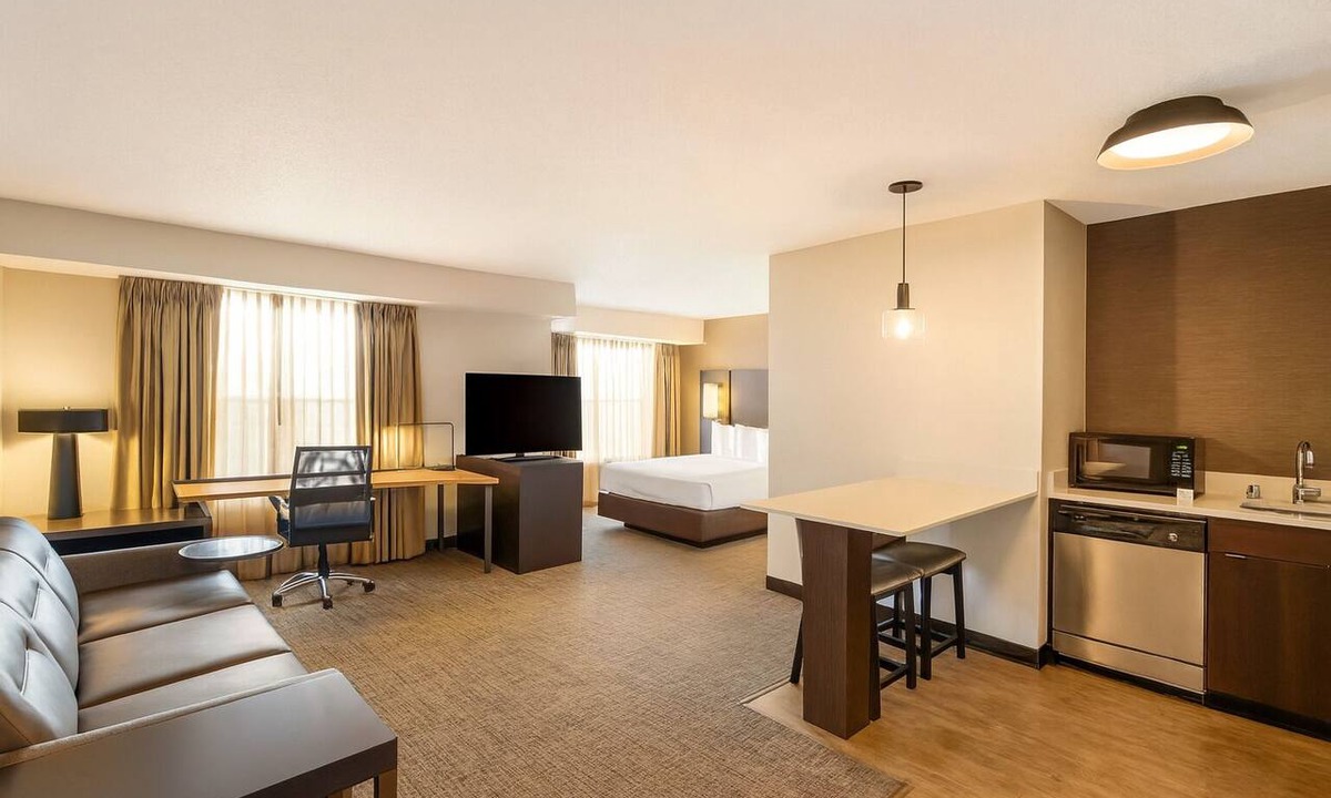 Richardson Hotel | Short drive from Addison Airport! Pet-friendly, Breakfast, Pool, Tennis Court!