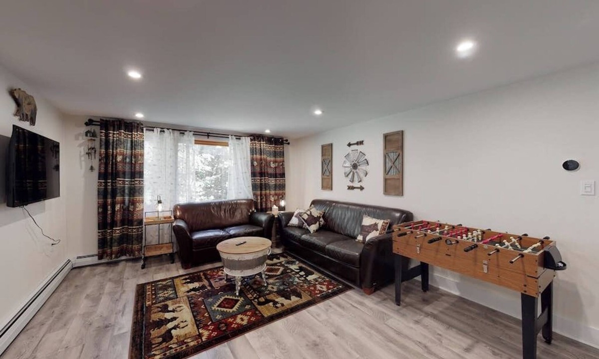 Windham House | Single-Level Duplex with Fast WiFi & a Full Kitchen - Close to Magic Mountain