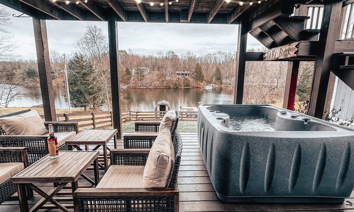 Chaplin House | Sip, Soak & Stay | Bourbon Trail Lakehouse Gem