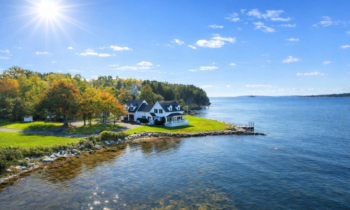 Bailey Island House | Situated at the waters edge with picturesque sunset views to Mt Washington.