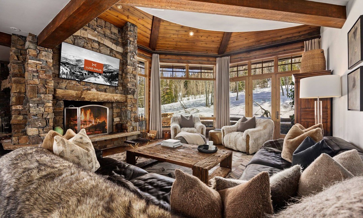 Empire Pass House | Ski-in/Ski-out Luxe Chalet– Hot Tub, Theater Room!