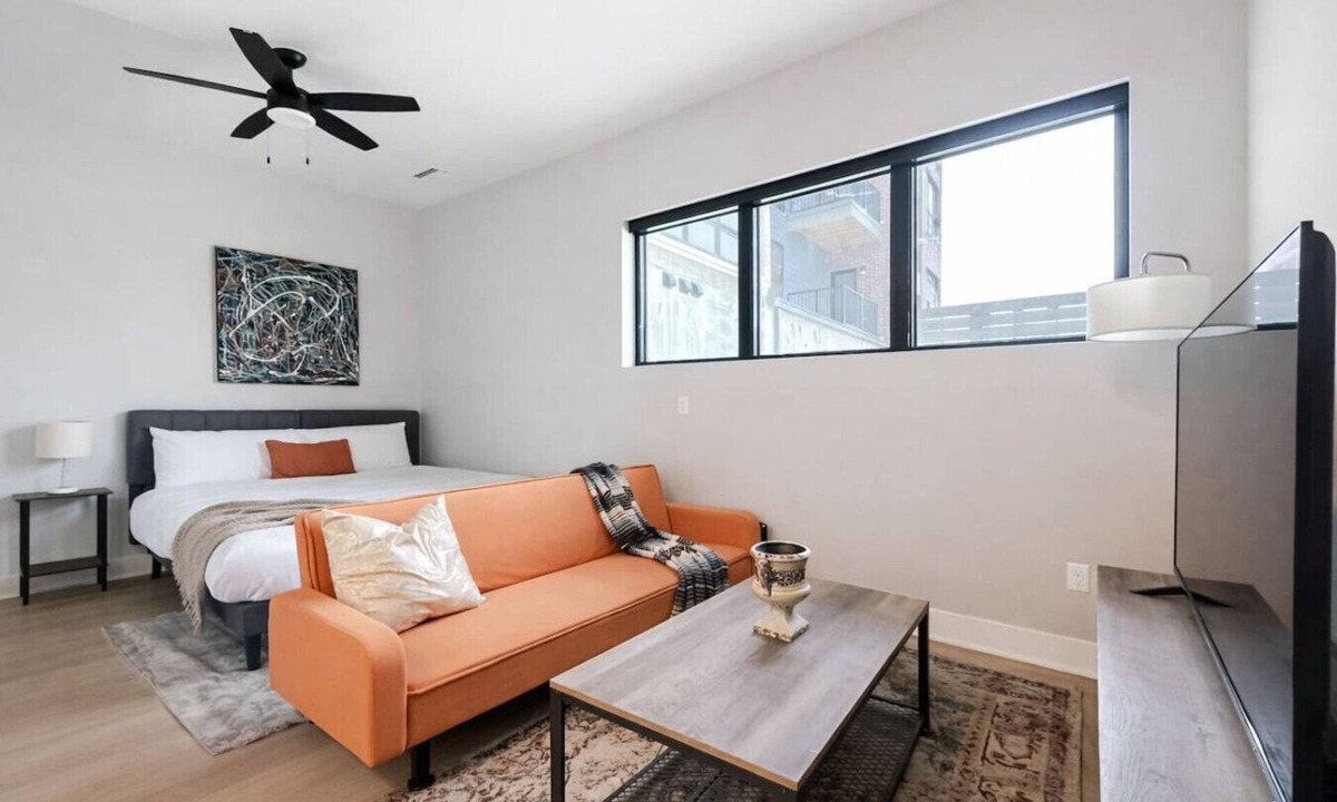 Dundee-Happy Hollow Historic District Apartment | Sleepover | Bright Studio + Gym/Sauna - Omaha