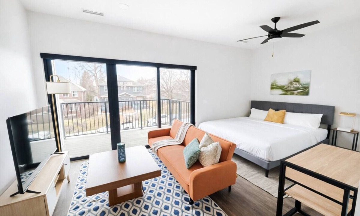 Dundee-Happy Hollow Historic District Apartment | Sleepover | Charming Studio + Gym/Sauna - Omaha