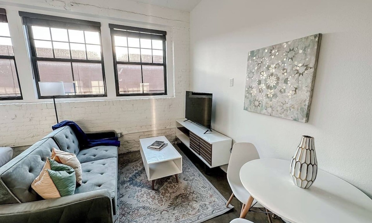 Downtown Wichita Apartment | Sleepover | Elite Studio + Parking - Wichita