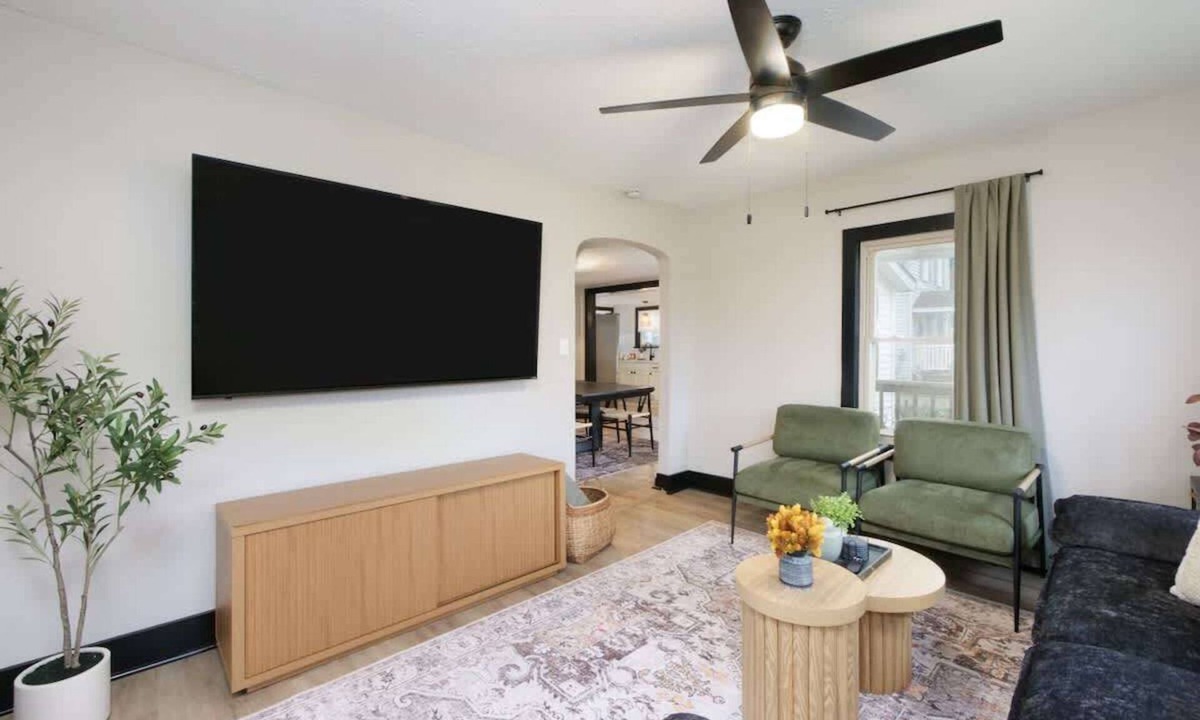 Medina House | Sleeps 13| HotTub| Historic Renovation| Downtown