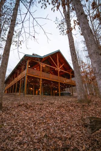 Carbon Hill House | Sleeps 16! Luxury Cabin with Game Room & Hot Tub