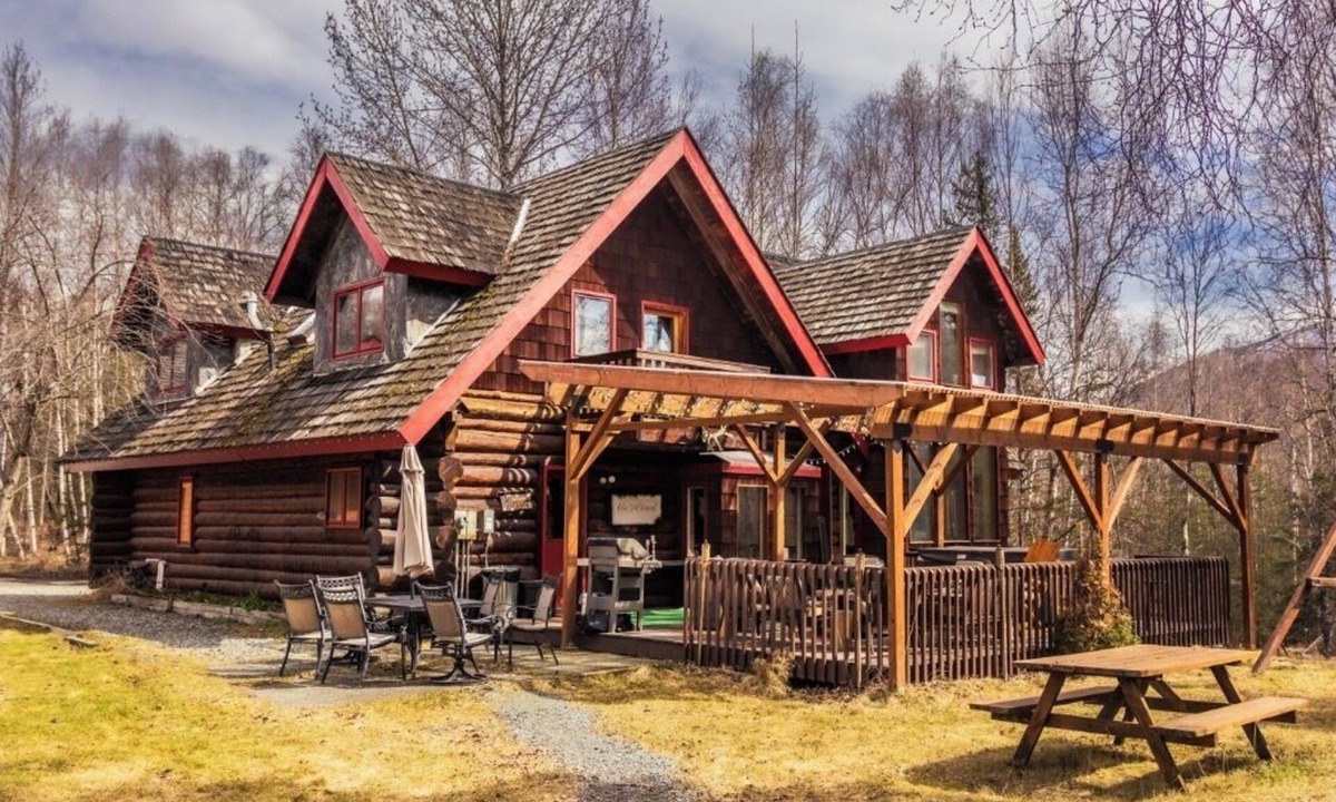 Eagle River Cabin | Sleeps 26 ! Log Cabin, Chalet & Apartment & Hot tubs !